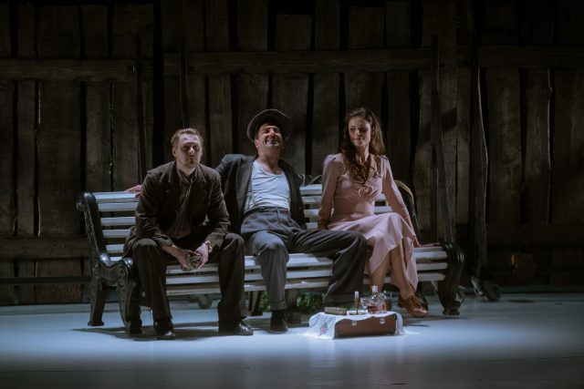 Tambet Tuisk, Jüri Tiidus, Britta Soll istuvad pargipingil lavastuse "Suur Siberimaa" laval