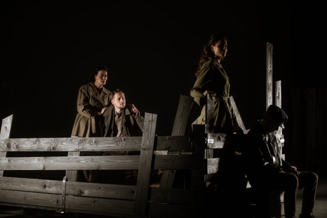 Merle Palmiste, Tambet Tuisk, Britta Soll lavastuses Suur Siberimaa