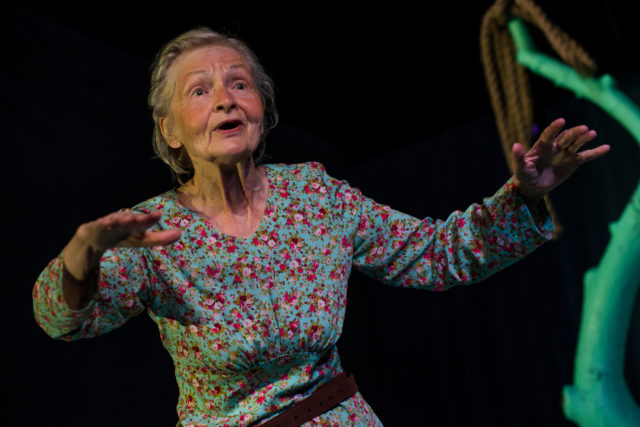 Ester Pajusoo lavastuses "Mäed".