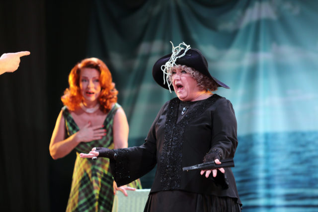 Ülle Kaljuste ja Maria Klenskaja lavastuses "Aiamajas".