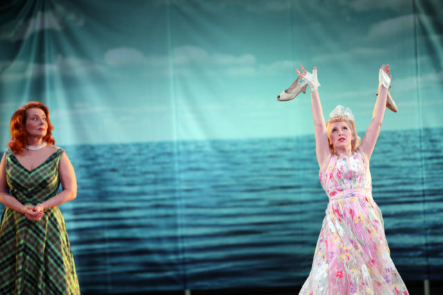 Ülle Kaljuste ja Hilje Murel lavastuses "Aiamajas".