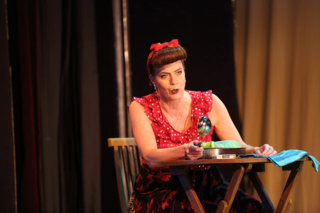 Viire Valdma lavastuses "Aiamajas".