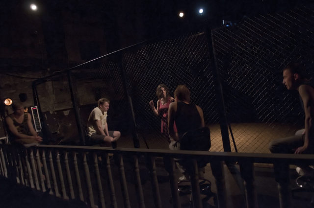 Stseen lavastusest "Mängud tagahoovis ehk Because".