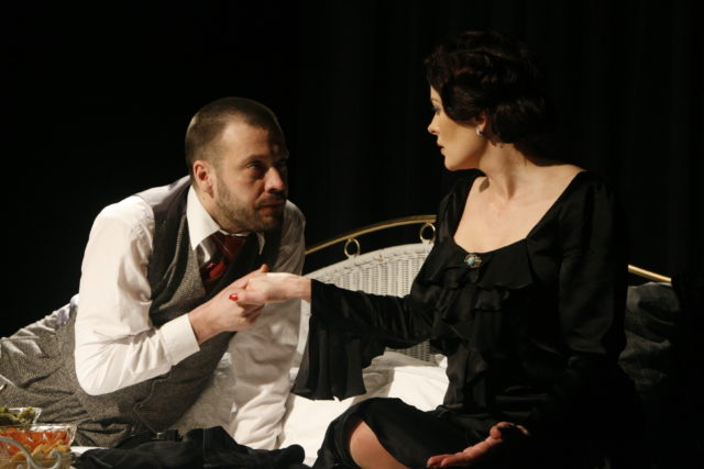 Mait Malmsten ja Merle Palmiste lavastuses "Boulgakoff".