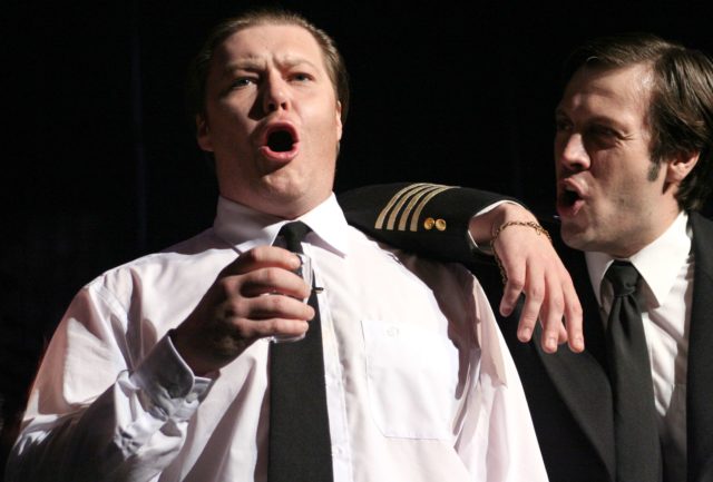 Margus Prangel ja Mait Malmsten lavastuses "Othello".