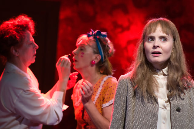 Kaljuste, Mihkelson, Heinloo lavastus "Uus elektriline tantsusaal".