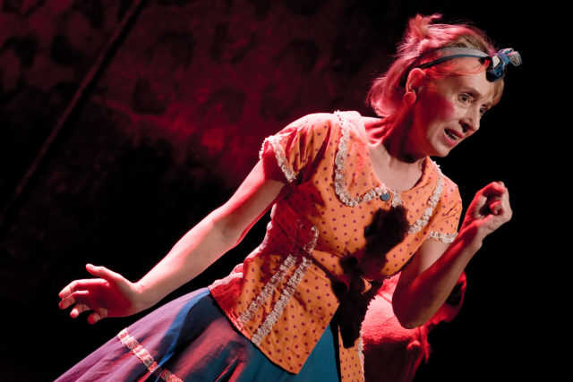 Kaie Mihkelson lavastuses "Uus elektriline tantsusaal".