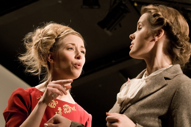 Liisa Pulk ja Harriet Toompere lavastuses "Hävituse ingel".