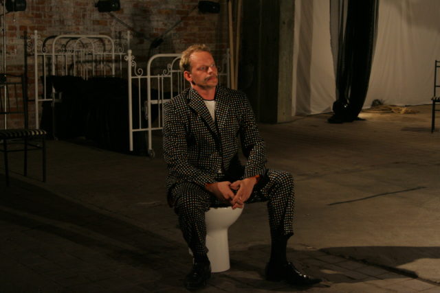 Hendrik Toompere enda lavastuses "Syrrealistid".