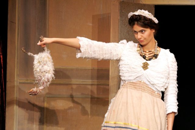 Britta Soll lavastuses "Hiilgav!".