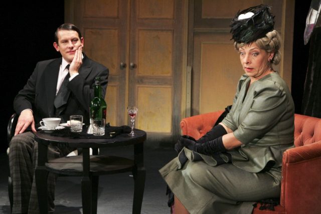 Jan Uuspõld ja Ülle Kaljuste lavastuses "Hiilgav!".