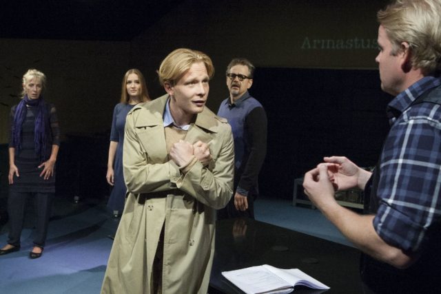 Pääru Oja ja teised lavastuses "Hõimud".