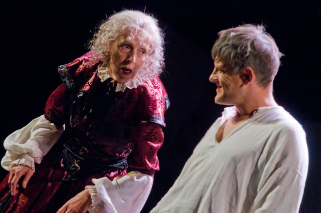 Kaie Mihkelson ja Jan Uuspõld lavastuses "Islandi kell".