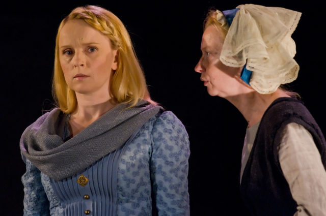 Hilje Murel ja Laine Mägi lavastuses "Islandi kell".