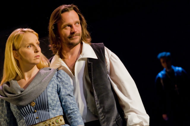 Hilje Murel ja Indrek Sammul lavastuses "Islandi kell".