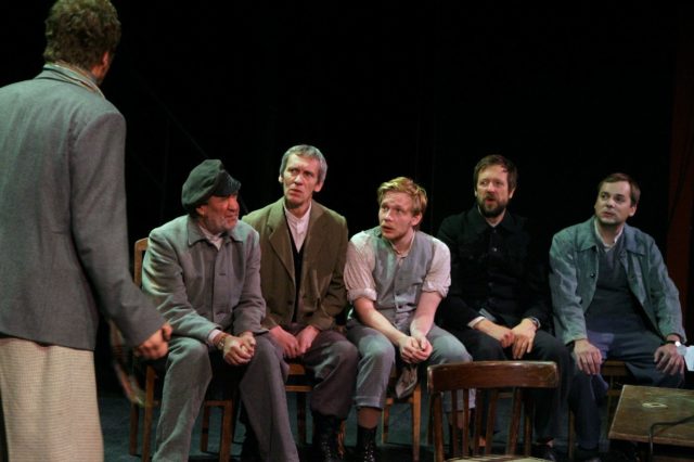 Stseen lavastusest "Kaevuritest kustnikud" Viinistu Katlamajas.