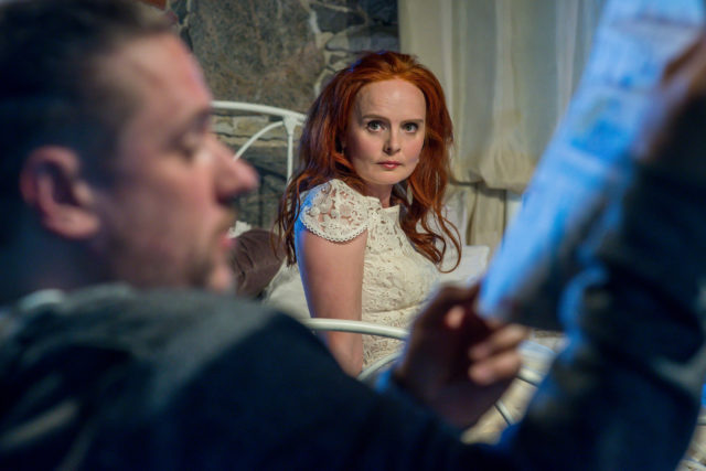 Kersti Heinloo lavastuses "Kass tulisel plekk-katusel".