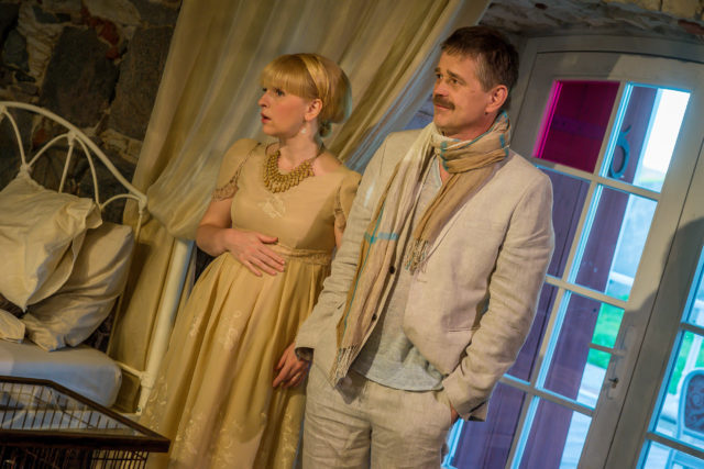 Hilje Murel ja Tõnu Oja lavastuses "Kass tulisel plekk-katusel".