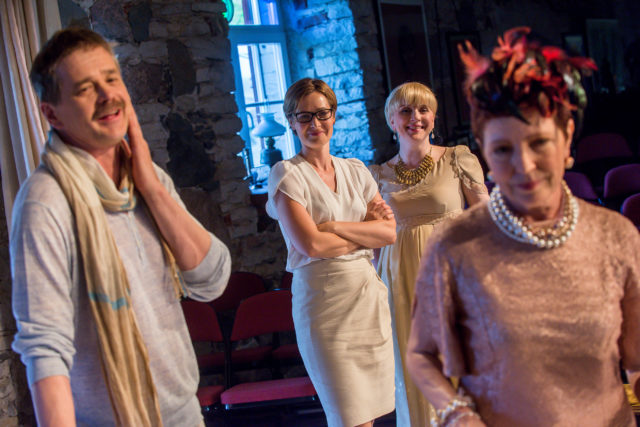 Tõnu Oja, Kleer Maibaum, Hilje Murel, Kersti Kreismann lavastuses "Kass tulisel plekk-katusel".