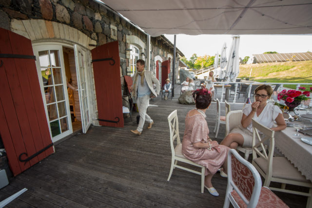 Õuestseen lavastuses "Kass tulisel plekk-katusel".