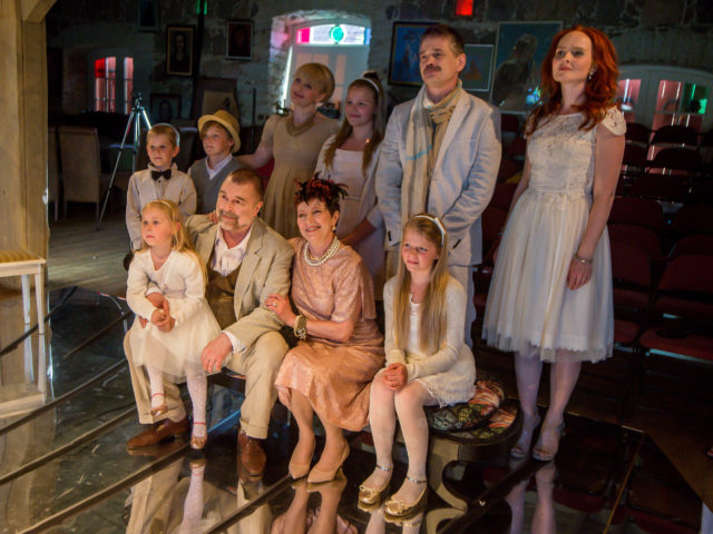 Perepildi stseen lavastuses "Kass tulisel plekk-katusel".