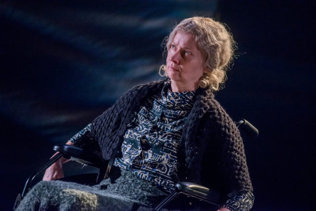 Laine Mägi lavastuses "Keskmängustrateegia".