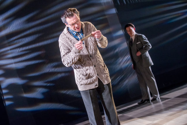 Mait Malmsten lavastuses "Keskmängustrateegia".