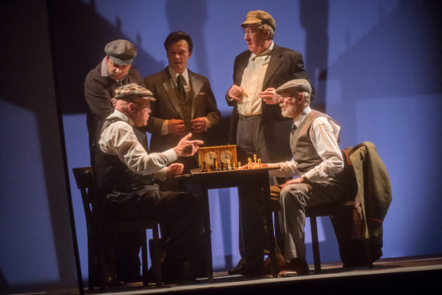 Malemäng lavastuses "Keskmängustrateegia".