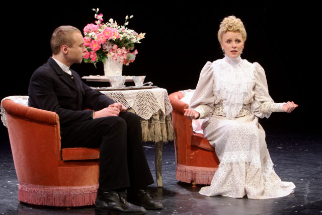 Roland Laos ja Hilje Murel lavastuses "Kevadine Luts".