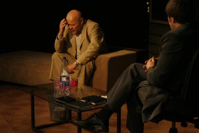 Lutsepp lavastuses "Kiirgav linn".