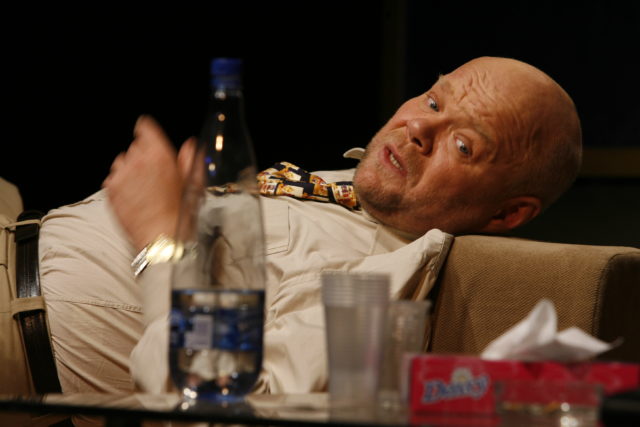 Ain Lutsepp lavastuses "Kiirgav linn".