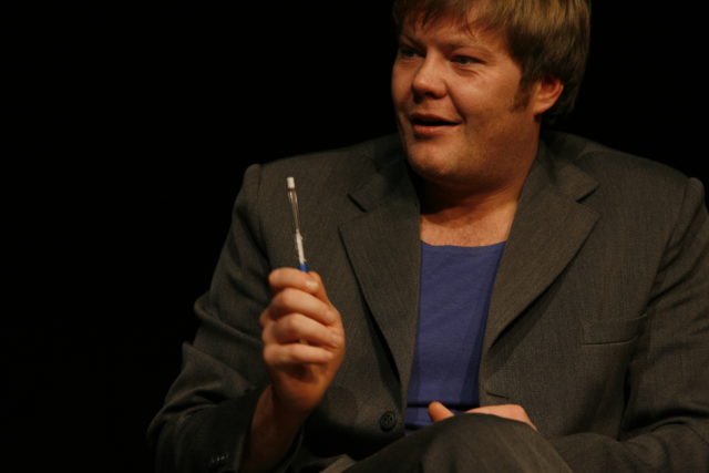 Margus Prangel lavastuses "Kiirgav linn".