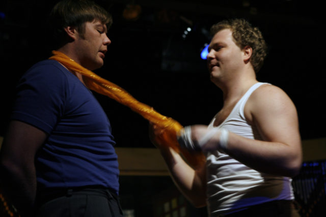 Margus Prangel ja Anti Reinthal lavastuses "Kiirgav linn".