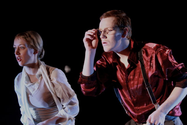 Liisa Pulk ja Hendrik Toompere jr diplomilavastuses "Kõige tähtsam".