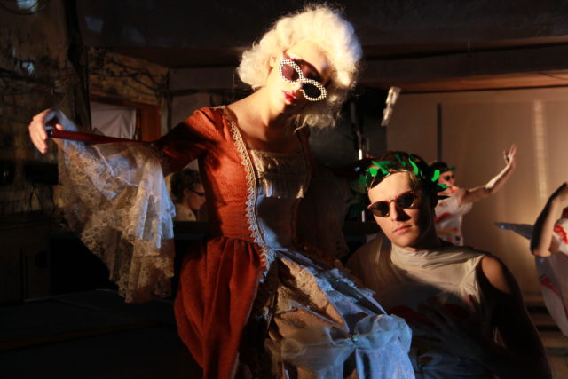 Liisa Pulk ja Kristjan Üksküla diplomilavastuses "Kõige tähtsam".