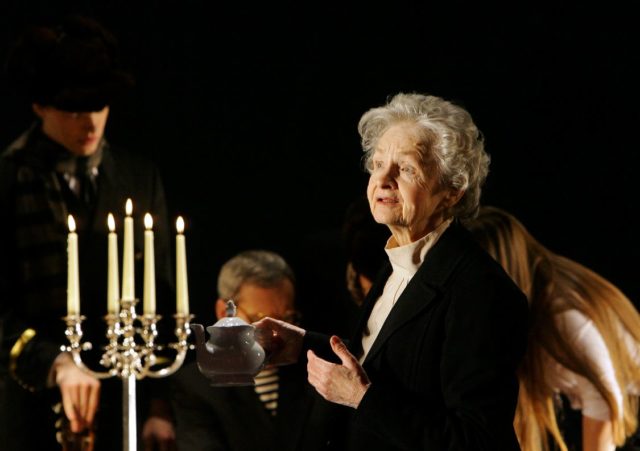 Ester Pajusoo lavastuses "Kolm õde".