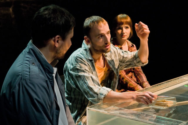 Martin Algus, Märt Avandi, Marta Laan lavastuses "Kontakt".