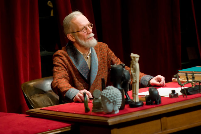 Rein Oja lavastuses "Külaline".