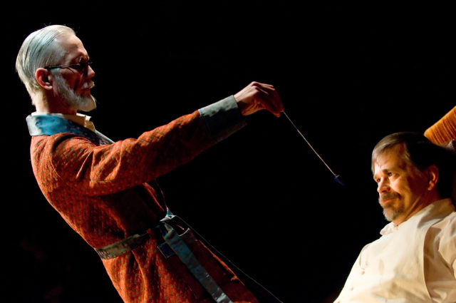 Rein Oja ja Tõnu Oja lavastuses "Külaline".