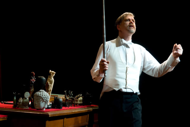 Tõnu Oja lavastuses "Külaline".