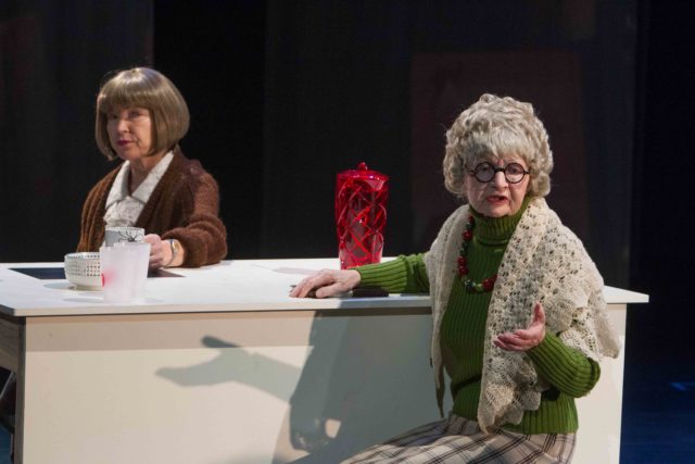 Kersti Kreismann ja Ester Pajusoo lastelavastuses "Kuldne Lurich".