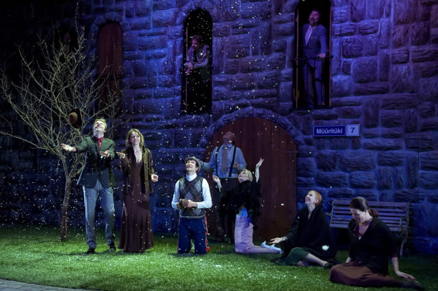 Uku Uusbergi lavastus "Kuni inglid sekkuvad".