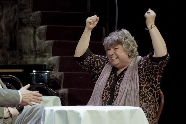 Maria Klenskaja lavastuses "Kuni inglid sekkuvad".