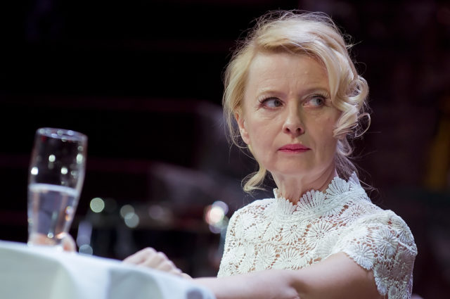 Laine Mägi lavastuses "Kuni inglid sekkuvad".