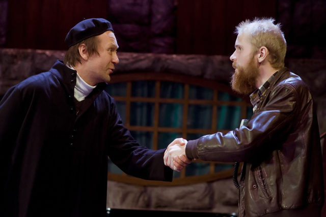 Ivo Uukkivi ja Kristo Viiding lavastuses "Kuni inglid sekkuvad".