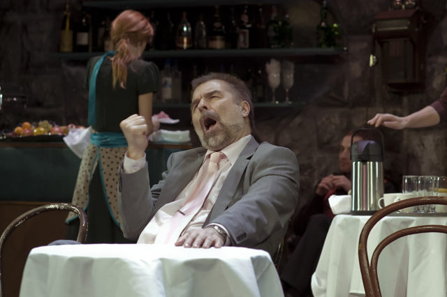 Martin Veinmann lavastuses "Kuni inglid sekkuvad".