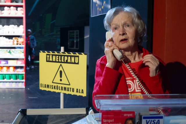 Ester Pajusoo lavastuses "Laulud halli mere äärest".