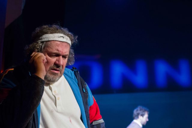 Jaan Rekkor lavastuses "Laulud halli mere äärest".