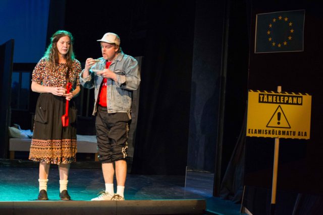 Viire Valdma ja Tiit Sukk lavastuses "Laulud halli mere äärest".