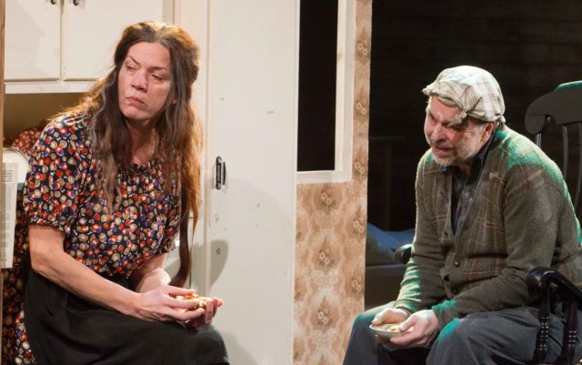 Viire Valdma ja Martin Veinmann lavastuses "Laulud halli mere äärest".